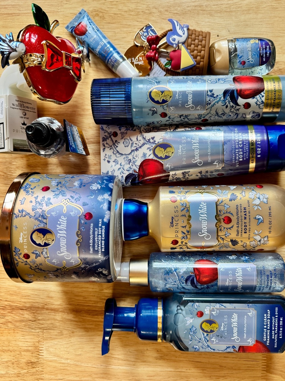Bath & Body Works Princess Snow White 11 Peace  Curated Gift Set - Blue & Gold